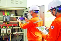 Nhân viên điện lực thành phố Hưng Yên kiểm tra tủ điện bằng camera ảnh nhiệt.
