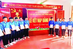 Các học sinh Trường THPT Hưng Nhân (huyện Hưng Hà, Thái Bình) được kết nạp Đảng trong dịp 19/5 vừa qua.