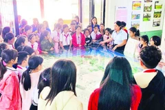 Học sinh Trường tiểu học Tiểu La về nguồn tại Khu căn cứ cách mạng K20.
