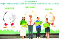 Thứ trưởng Giáo dục và Đào tạo Nguyễn Văn Phúc trao giải Cuộc thi xây dựng Video bảo vệ môi trường. (Ảnh THU HÀ)
