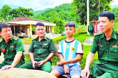 Bộ đội Biên phòng Đồn Hiền Kiệt đón thiếu niên thiếu nơi nương tựa lên đơn vị nuôi dưỡng, học tập.