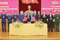 Ký kết chương trình “Cảnh sát biển đồng hành với ngư dân” giai đoạn 2025- 2030. (Ảnh BÙI THÁI BÌNH)