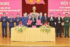 Ký kết chương trình “Cảnh sát biển đồng hành với ngư dân” giai đoạn 2025- 2030. (Ảnh BÙI THÁI BÌNH)