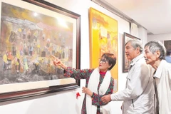 Họa sĩ Trần Thị Cúc chia sẻ với công chúng về tác phẩm Chợ phiên cao nguyên Đồng Văn.