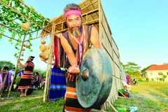 Già làng Điểu Ho (xã Tân Hưng, tỉnh Đồng Nai) biểu diễn cồng chiêng.