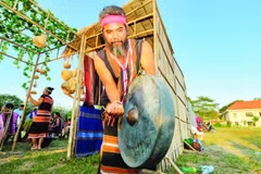 Già làng Điểu Ho (xã Tân Hưng, tỉnh Đồng Nai) biểu diễn cồng chiêng.