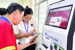 Cán bộ Trung tâm Phục vụ hành chính công phường Tam Hiệp hướng dẫn người dân sử dụng dịch vụ công.