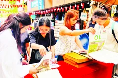 Người tiêu dùng xem bộ lịch “Việt Nam: Độc lập-Thống nhất-Đổi mới-Phát triển”.