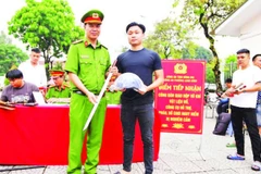 Công an tỉnh Đồng Nai triển khai mô hình “Đổi vũ khí, vật liệu nổ, công cụ hỗ trợ và pháo lấy phiếu khám, chữa bệnh, tặng nón bảo hiểm” tại Công an phường Long Bình.