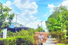 Người dân xã Hòa Long chở lọp đi giao cho khách.