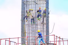 Các kỹ sư, công nhân đang khẩn trương thi công trụ dẫn của dự án cầu Đại Ngãi 1 bắc qua sông Hậu.