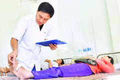 Thượng tá, bác sĩ chuyên khoa I Nguyễn Văn Tuấn, Trưởng Khoa điều trị rắn cắn khám bệnh cho bệnh nhân.