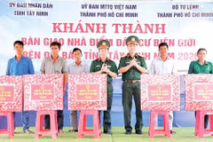 Đại diện Bộ Tư lệnh Thành phố Hồ Chí Minh bàn giao nhà điểm dân cư biên giới tại tỉnh Tây Ninh.