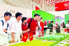 Học sinh Trường THPT Nguyễn Gia Thiều, Hà Nội tham quan mô hình quy hoạch Thủ đô tại triển lãm.