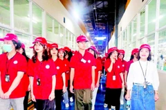 Học sinh của trường tham quan nhà máy Honda Việt Nam tại Phúc Yên.