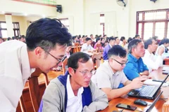 Cán bộ, công chức, viên chức, người lao động tại xã Tu Mơ Rông, tỉnh Quảng Ngãi tích cực tham gia khóa học AI để ứng dụng vào công việc hằng ngày.