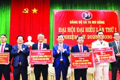 Đại diện lãnh đạo xã Tu Mơ Rông nhận cây giống ủng hộ từ các tổ chức, cá nhân.