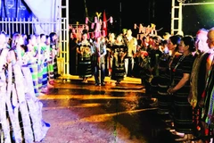 Nghi lễ đón khách của bon chủ nhà mở đầu cho Lễ mừng mùa của đồng bào M'nông ở xã Quảng Trực.