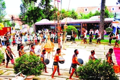 Du khách hòa vào nhịp cồng chiêng của dân tộc thiểu số nam Tây Nguyên giữa phố thị Đà Lạt.