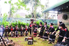 Một buổi biểu diễn văn nghệ kết hợp diễn tấu cồng chiêng của đội chiêng trẻ buôn Tơng Jú, phường Ea Kao.