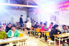 Đồng bào dân tộc thiểu số tỉnh Quảng Ngãi tham gia lớp xóa mù chữ.