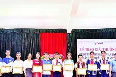 Lễ trao thưởng cho các tác giả đoạt giải tại cuộc thi.