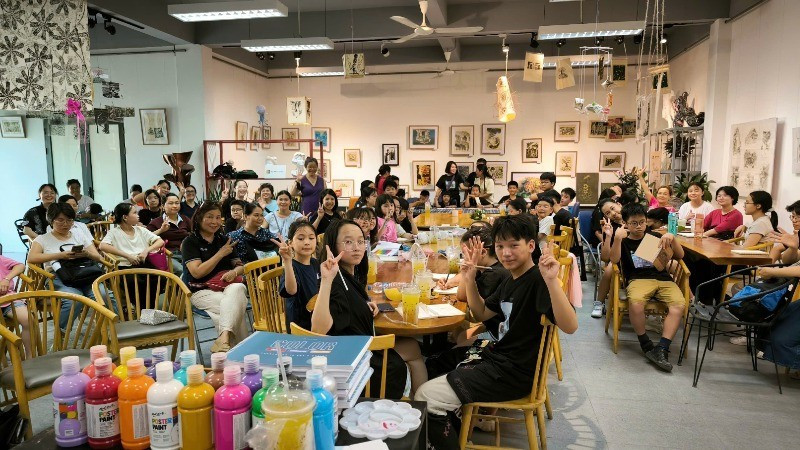 Các " họa sĩ nhí" tham gia hoạt động tại Viện Nghệ thuật, Trường Đại học Kiến trúc Hà Nội. be-ve-hn-8-2184.jpg