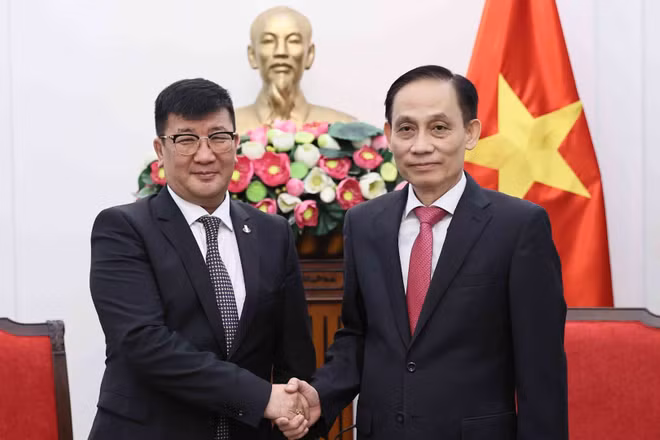 Bộ trưởng Ngoại giao Lê Hoài Trung tiếp Đại sứ Mông Cổ tại Việt Nam Jigjee Sereejav. (Ảnh: TTXVN)