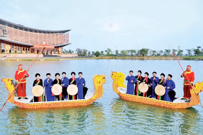 Hát quan họ phục vụ bà con nhân dân tại Hồ Vua Bà, khu phố Viêm Xá, tỉnh Bắc Ninh. (Ảnh: THANH THƯƠNG)
