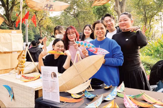 Hàng trăm bạn trẻ tham gia các hoạt động của chương trình Tụ hội Sáng tạo bên hồ Hoàn Kiếm.