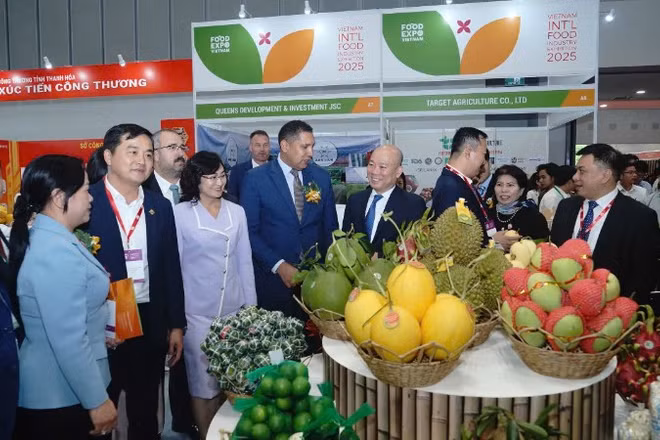 Khách tham quan không gian Triển lãm quốc tế Công nghiệp Thực phẩm Việt Nam 2025-Vietnam Foodexpo 2025. (Ảnh: THẾ ANH) 