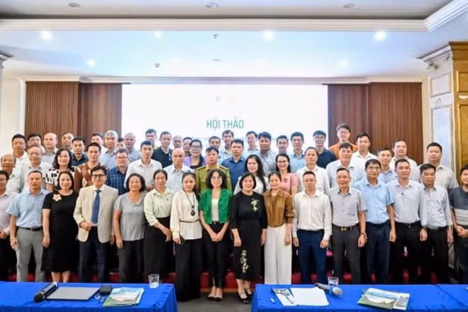 Các đại biểu tham gia Hội thảo "Đa dạng sinh học và giải pháp dựa vào thiên nhiên cho phát triển vùng núi phía bắc". (Ảnh: PanNature)