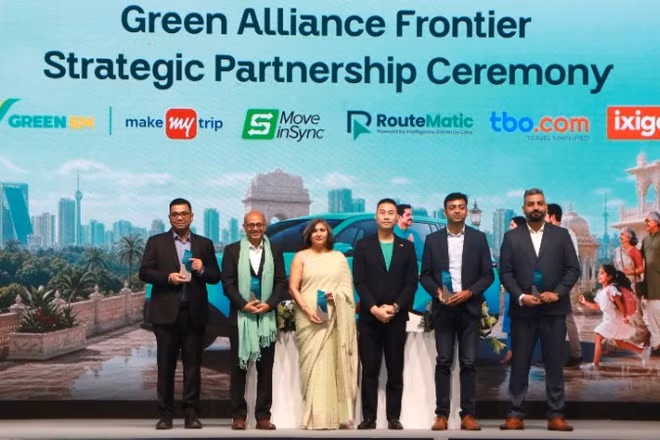 Đại diện Green SM cùng 5 đối tác ký MOU tại lễ ra mắt. (Ảnh: Ngọc Thúy/PV TTXVN tại Ấn Độ)