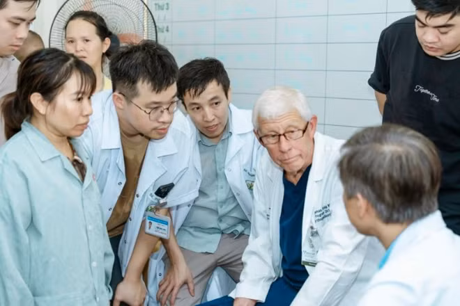 Đội ngũ y, bác sĩ của Bệnh viện Hữu nghị Việt Đức và các chuyên gia chấn thương chỉnh hình đến từ Mỹ đã tiến hành thăm khám, sàng lọc cho hơn 80 trường hợp tại Lào Cai.