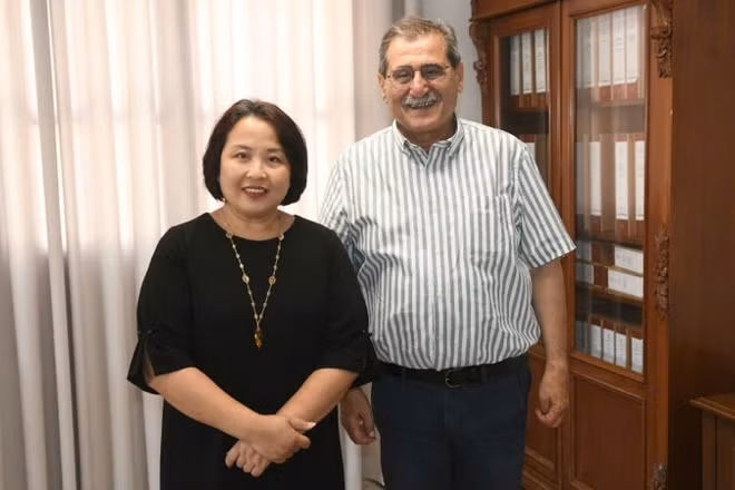 Đại sứ Việt Nam tại Hy Lạp Phạm Thị Thu Hương gặp Thị trưởng thành phố Patras, Kostas Peletidis. (Ảnh: Đại sứ  quán Việt Nam tại Hy Lạp)