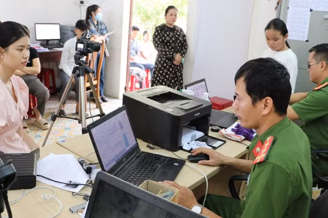 Lực lượng công an hỗ trợ người dân cấp căn cước công dân tại trụ sở. (Ảnh minh họa: ANH QUÂN)