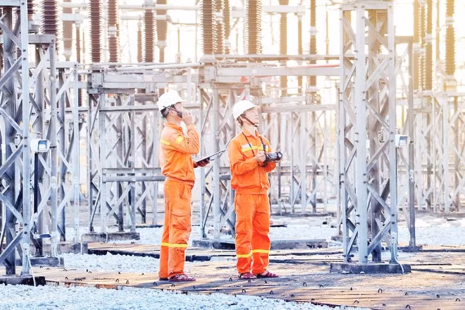 Cán bộ trực thực hiện kiểm tra soi phát nhiệt tại Trạm biến áp 500kV Thường Tín, Hà Nội.