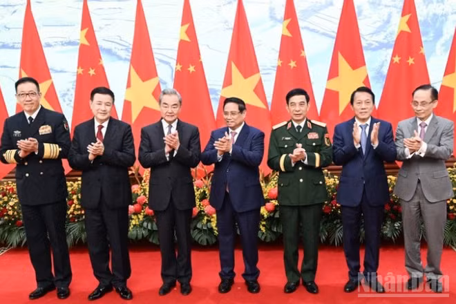 Thủ tướng Chính phủ Phạm Minh Chính cùng các Bộ trưởng Ngoại giao, Quốc phòng, Công an Việt Nam và Trung Quốc. (Ảnh: TRẦN HẢI)