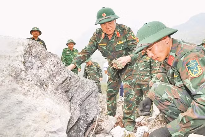 Cán bộ, chiến sĩ Quân khu 2 với hành trình đi tìm đồng đội tại điểm cao 211 tỉnh Tuyên Quang. (Ảnh: HOÀNG TRUNG)