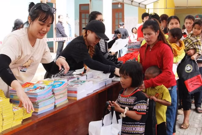 Các em học sinh nhỏ nhận đủ đồ dùng cho năm học mới tại “Siêu thị miền núi”.