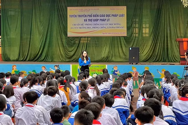 Trung tâm Trợ giúp pháp lý Nhà nước tỉnh Thái Nguyên tổ chức truyền thông về trợ giúp pháp lý và phòng, chống xâm hại trẻ em. (Ảnh: MINH ANH)