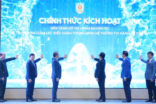 Phó Thủ tướng Chính phủ Hồ Quốc Dũng; Bộ trưởng Tư pháp Nguyễn Hải Ninh và các đại biểu nhấn nút kích hoạt Nền tảng số thi hành án dân sự và Trung tâm Giám sát, Điều hành thông minh Hệ thống thi hành án dân sự. (Ảnh: TL)