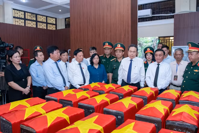 Chủ tịch Quốc hội Trần Thanh Mẫn, Thường trực Ban Bí thư Trần Cẩm Tú và các đại biểu tại Nhà quàn hài cốt liệt sĩ. (Ảnh: LÂM HIỂN)