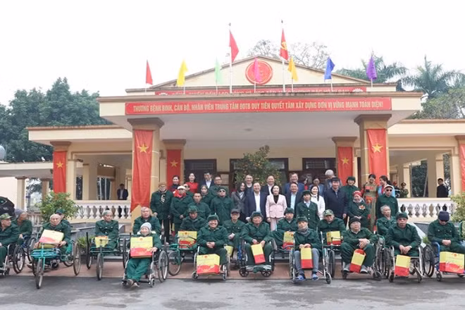 Đồng chí Phạm Gia Túc cùng các đồng chí trong Đoàn công tác thăm, tặng quà Tết các thương, bệnh binh tại Trung tâm Điều dưỡng thương binh Duy Tiên. 