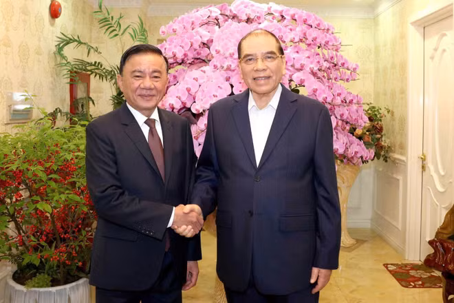 Thường trực Ban Bí thư Trần Cẩm Tú chúc mừng năm mới nguyên Tổng Bí thư Nông Đức Mạnh. (Ảnh: DUY LINH)