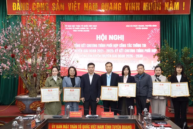 Lãnh đạo Ủy ban Mặt trận Tổ quốc Việt Nam tỉnh Tuyên Quang trao bằng khen cho các cá nhân có thành tích trong công tác phối hợp thông tin, tuyên truyền giai đoạn 2021-2025.