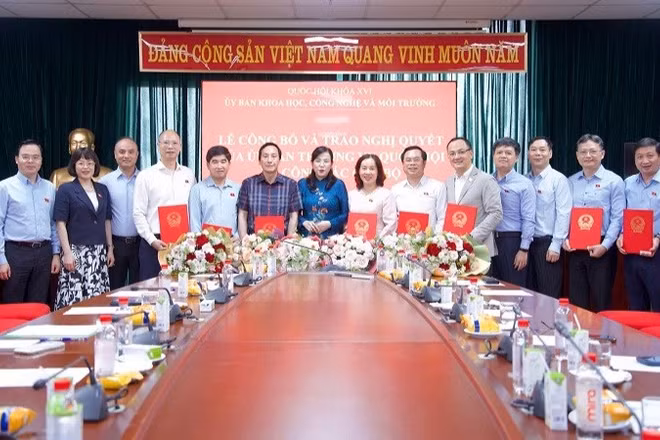Trao Nghị quyết của Ủy ban Thường vụ Quốc hội cho các Ủy viên là đại biểu Quốc hội hoạt động chuyên trách tại Ủy ban Khoa học, Công nghệ và Môi trường. (Ảnh: TRUNG THÀNH)
