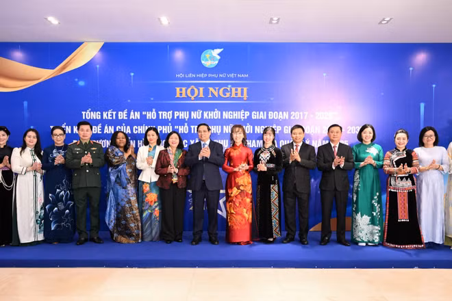 Thủ tướng Chính phủ Phạm Minh Chính và các đại biểu tham dự hội nghị.