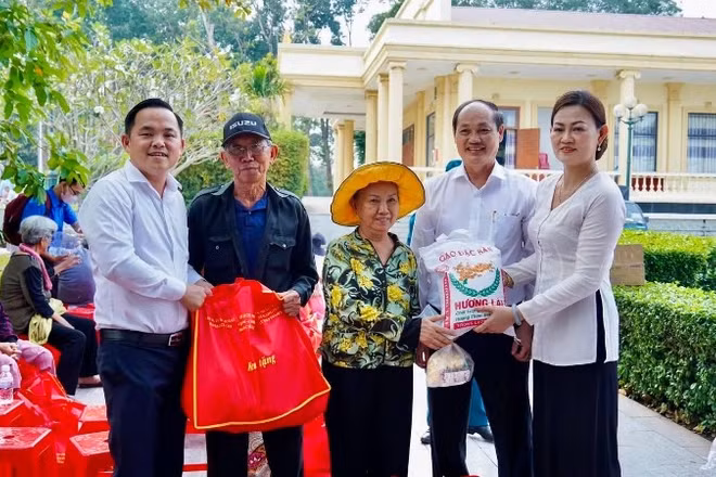 Đại diện các đơn vị trao quà cho người dân vùng "Đất thép thành đồng" Củ Chi. 