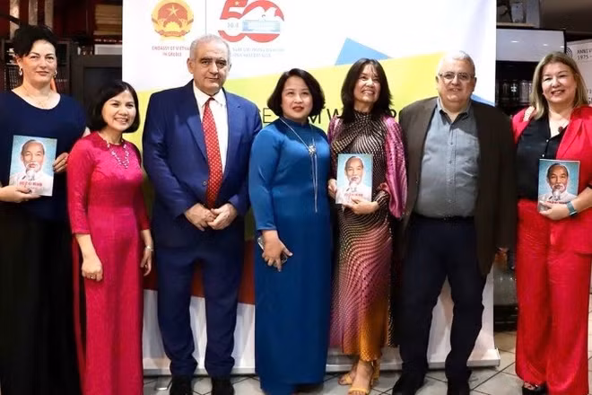 Đại sứ Phạm Thị Thu Hương (đứng giữa) cùng các đại biểu, bạn bè Hy Lạp trong buổi giới thiệu, ra mắt cuốn sách “Tiểu sử Hồ Chí Minh” bằng tiếng Hy Lạp. (Ảnh: Đại sứ quán Việt Nam tại Hy Lạp)